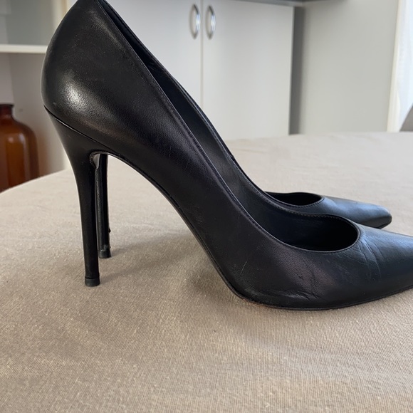 Stuart Weitzman Black Classic Leather Decollete Pumps - Picture 5 of 8